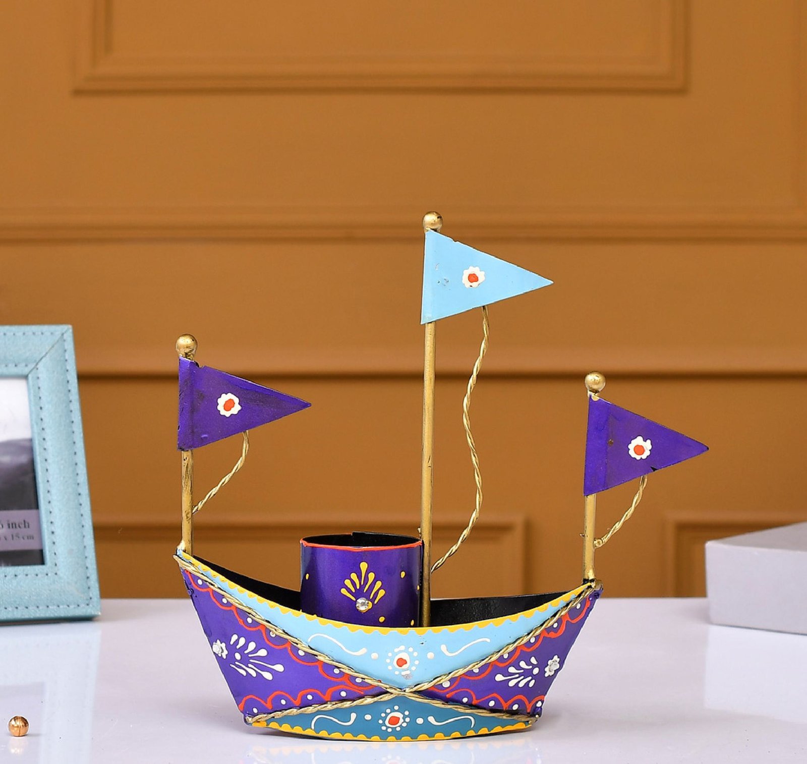 Blue boat pen stand